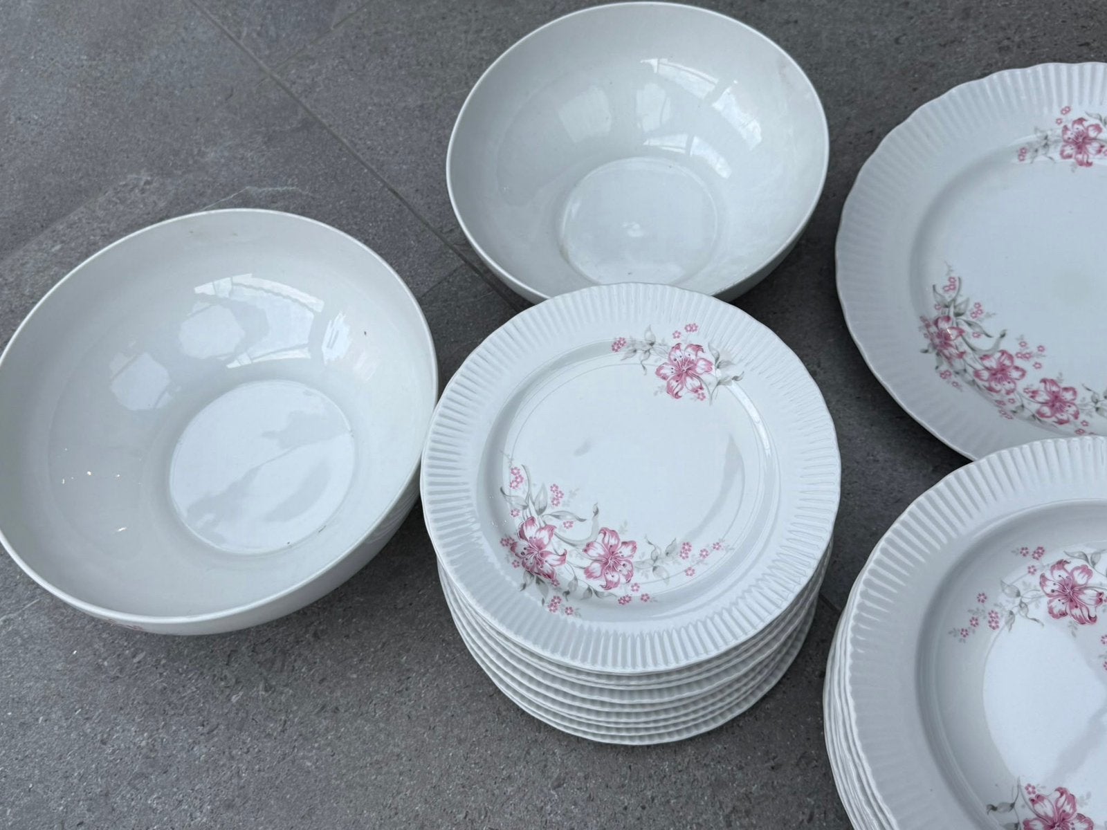 Vintage poseleinen servies met roze bleoemen grote set, Ophalen, Zo goed als nieuw, Vintage, Bord(en)