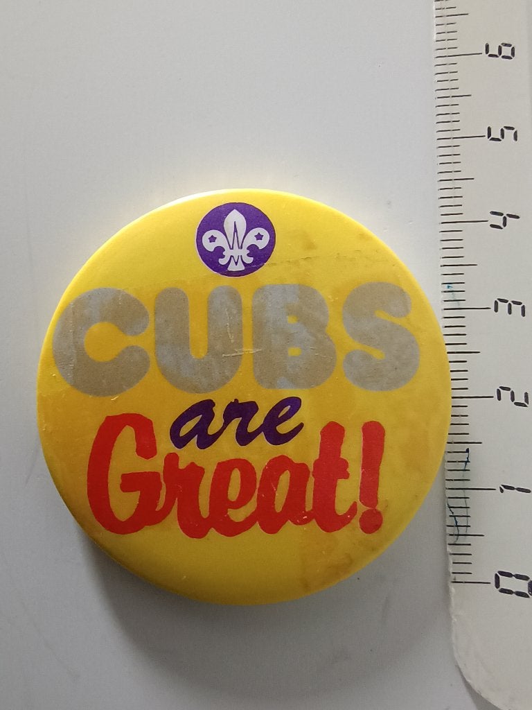 Vintage UK Scouting " Cubs are Great" - - Boy Scouts 1980s, Verzamelen, Verzenden, Zo goed als nieuw, Embleem, Speld of Insigne
