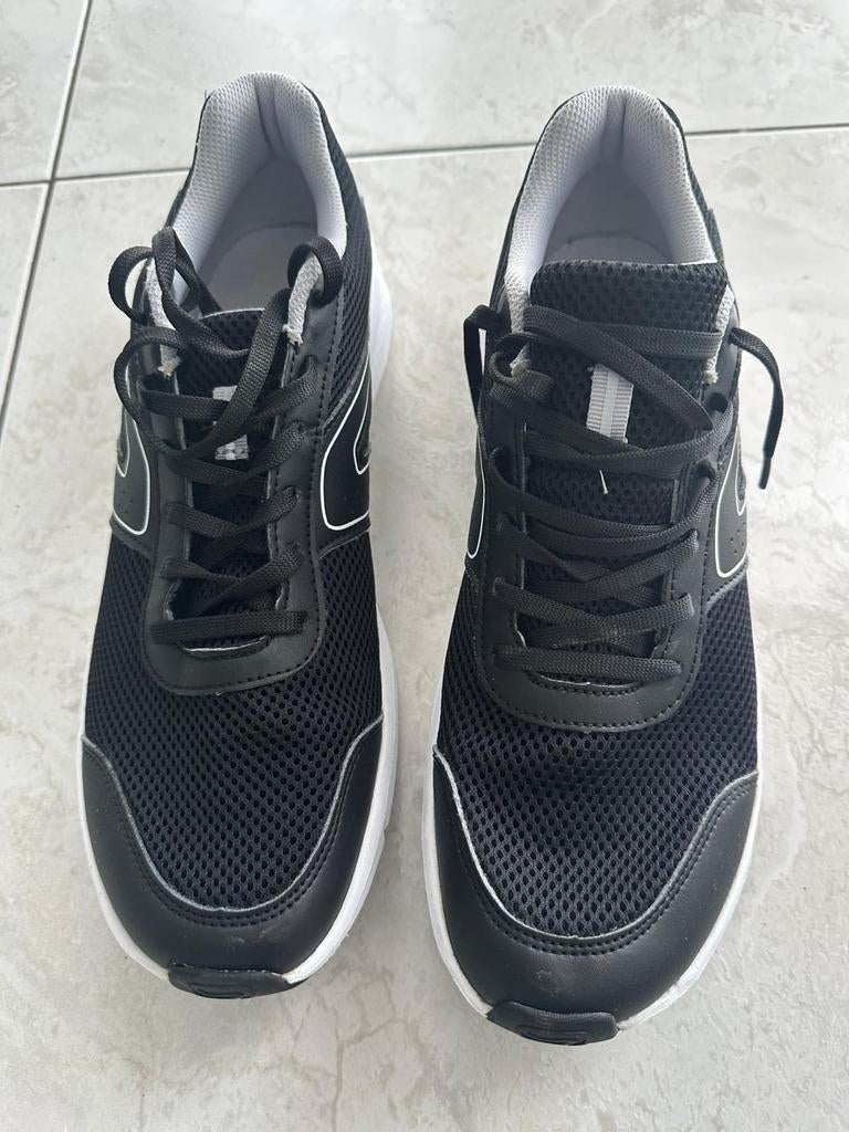 Sneakers Running Noires – Très Bon État, Sports & Fitness, Autres marques, Course à pied, Chaussures de course à pied, Comme neuf