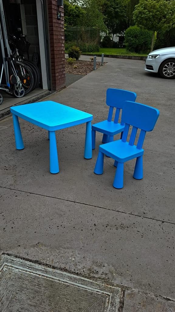 Een kindertafel (speelgoed) en 2 stoelen, Kinderen en Baby's, Ophalen, Gebruikt, Overige typen