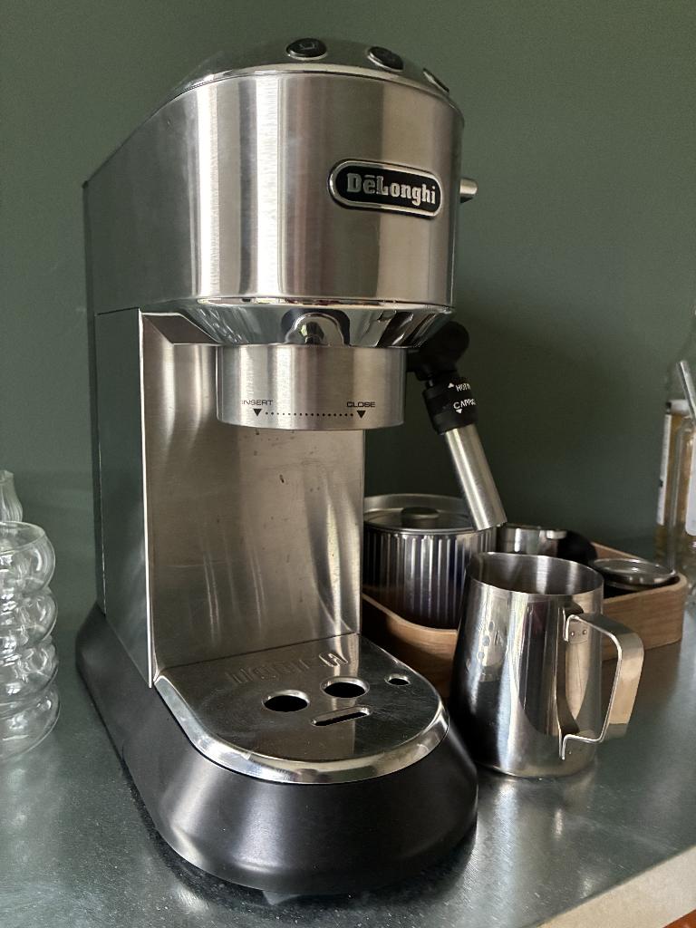 Delonghi Dedica Style met accessoires, Elektronische apparatuur, Koffiezetapparaten, Koffiemachine, Ophalen of Verzenden, Zo goed als nieuw