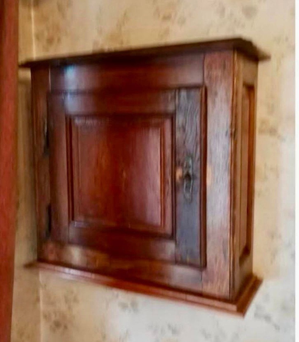 Oude houten kledingkast om op te hangen, Ophalen