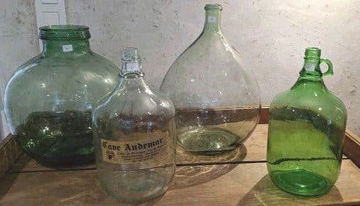 Bouteille Jeanne, Enlèvement, Verre
