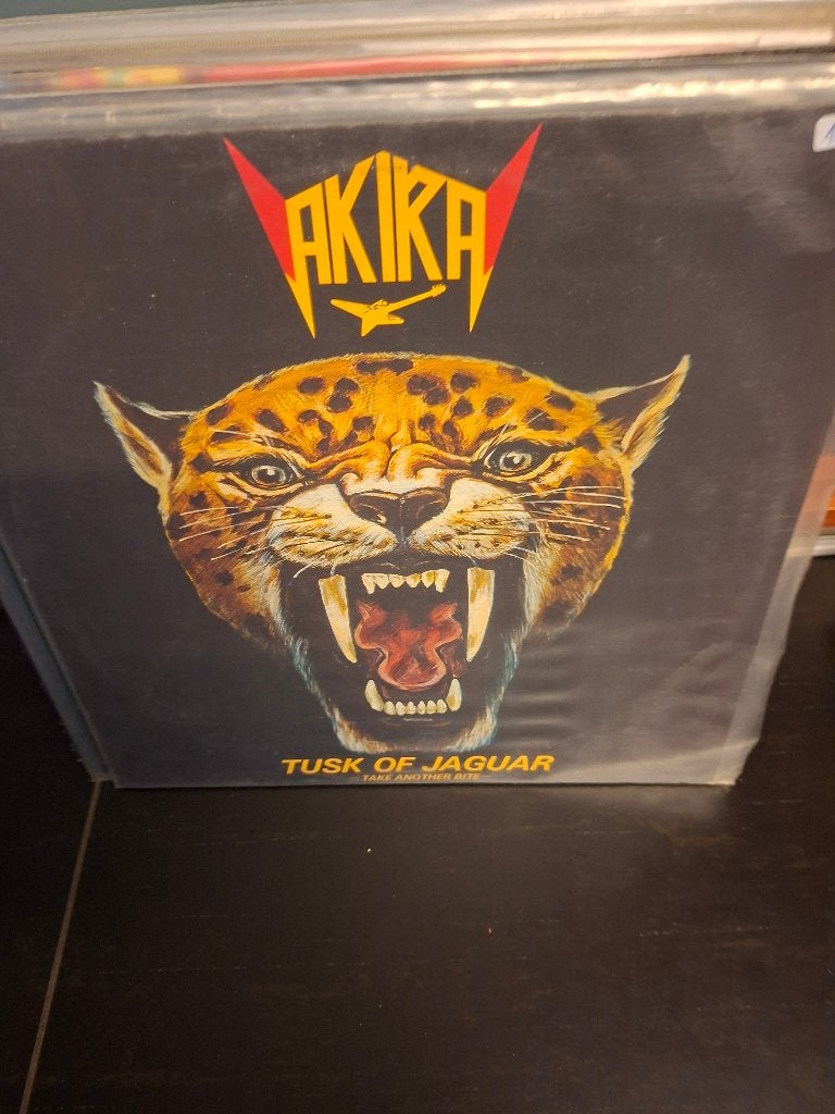lp - akira - tusk of jaguar - vak 4, Enlèvement ou Envoi, Comme neuf, Housse de protection extérieure, Hard rock
