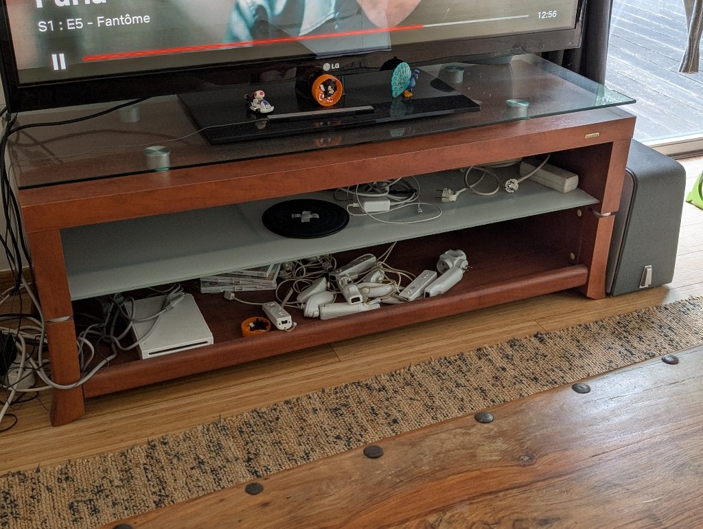 Tv-meubel van hout en glas, Huis en Inrichting, Kasten |Televisiemeubels, Ophalen, 100 tot 150 cm, Overige houtsoorten, Zo goed als nieuw