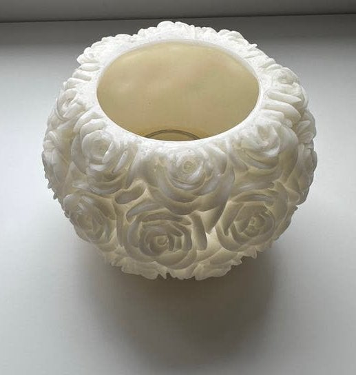 Bougie ronde en cire – motif roses en relief, Enlèvement, Comme neuf, Cire, Bougie