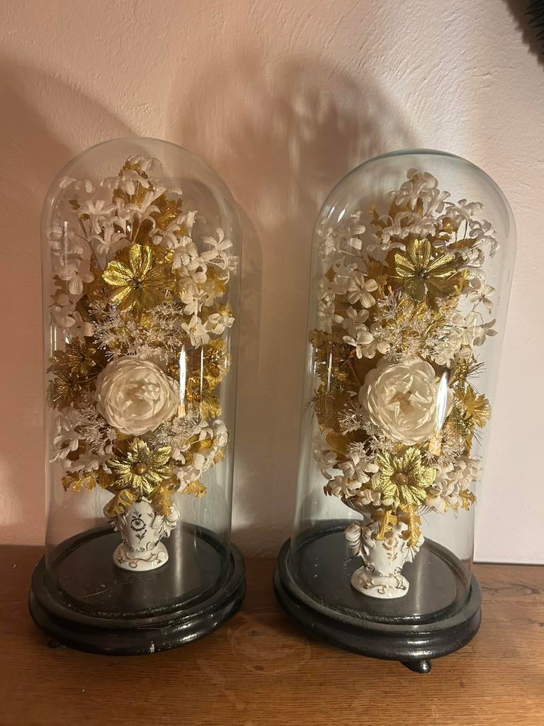 Twee gouden stolpen met gouden stoffen bloemen, Enlèvement, Utilisé