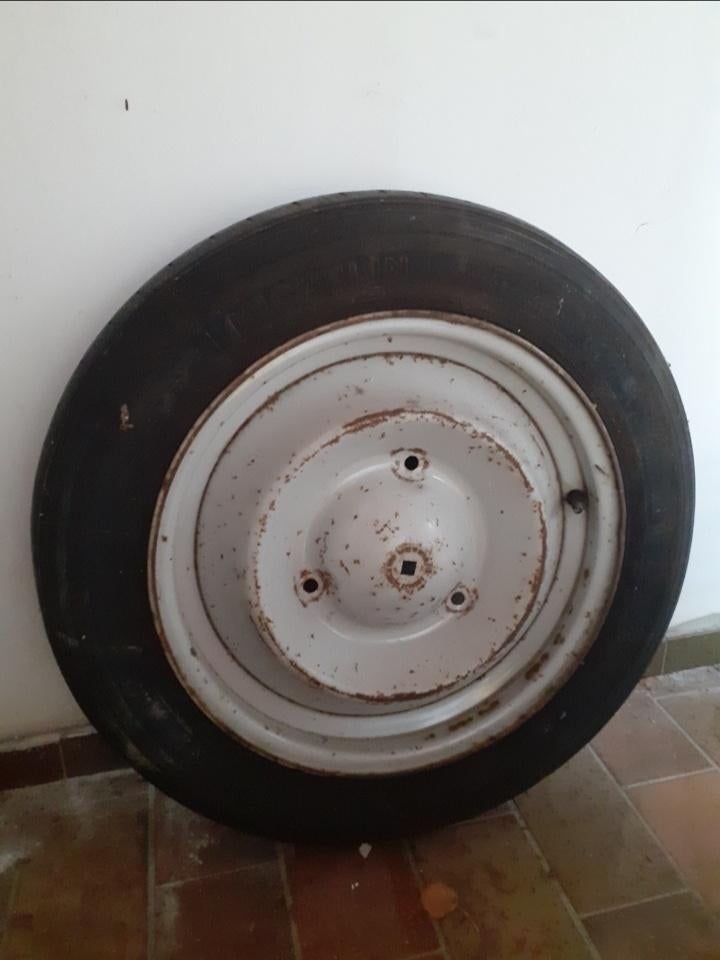 2CV Citroën : jante avec pneu 125 R 15 (prox LLN), Autos : Pièces & Accessoires, Pneus & Jantes, Enlèvement, Utilisé, 15 pouces