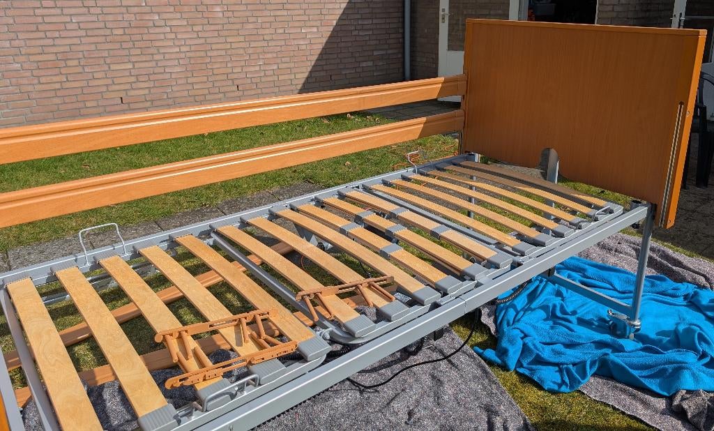 Hoog/laagbed / ziekenhuisbed / verpleegbed + nachtkastje, Huis en Inrichting, Slaapkamer | Bedden, Ophalen, 90 cm, Eenpersoons