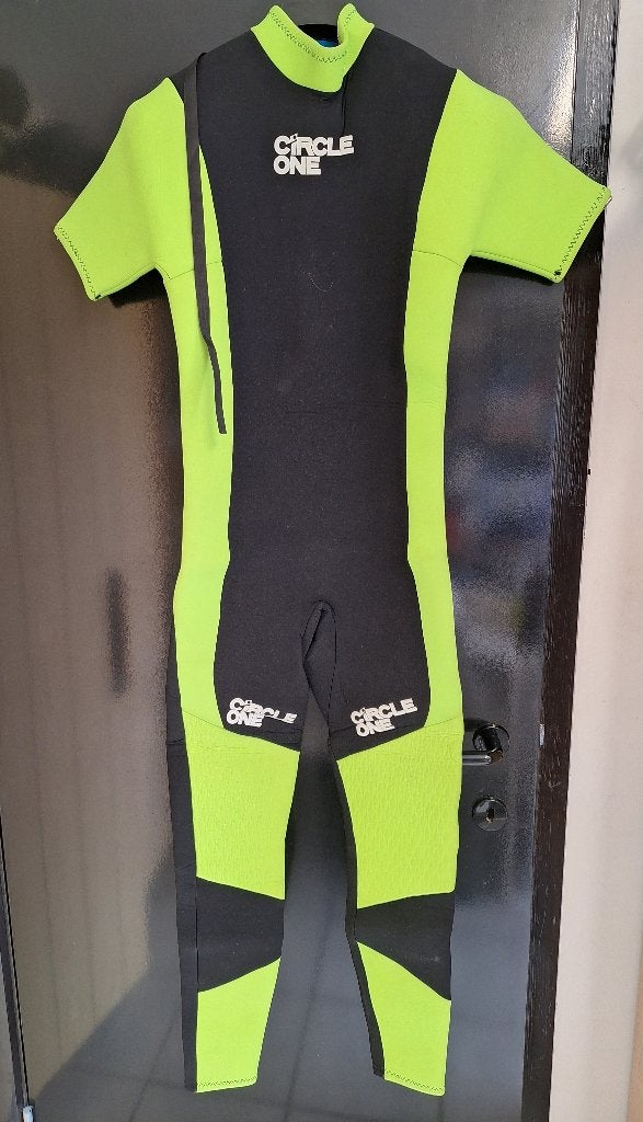 Wetsuit Circle One 4 mm maat Medium, Watersport en Boten, Watersportkleding, Ophalen, Wetsuit, Zo goed als nieuw, Dame of Heer