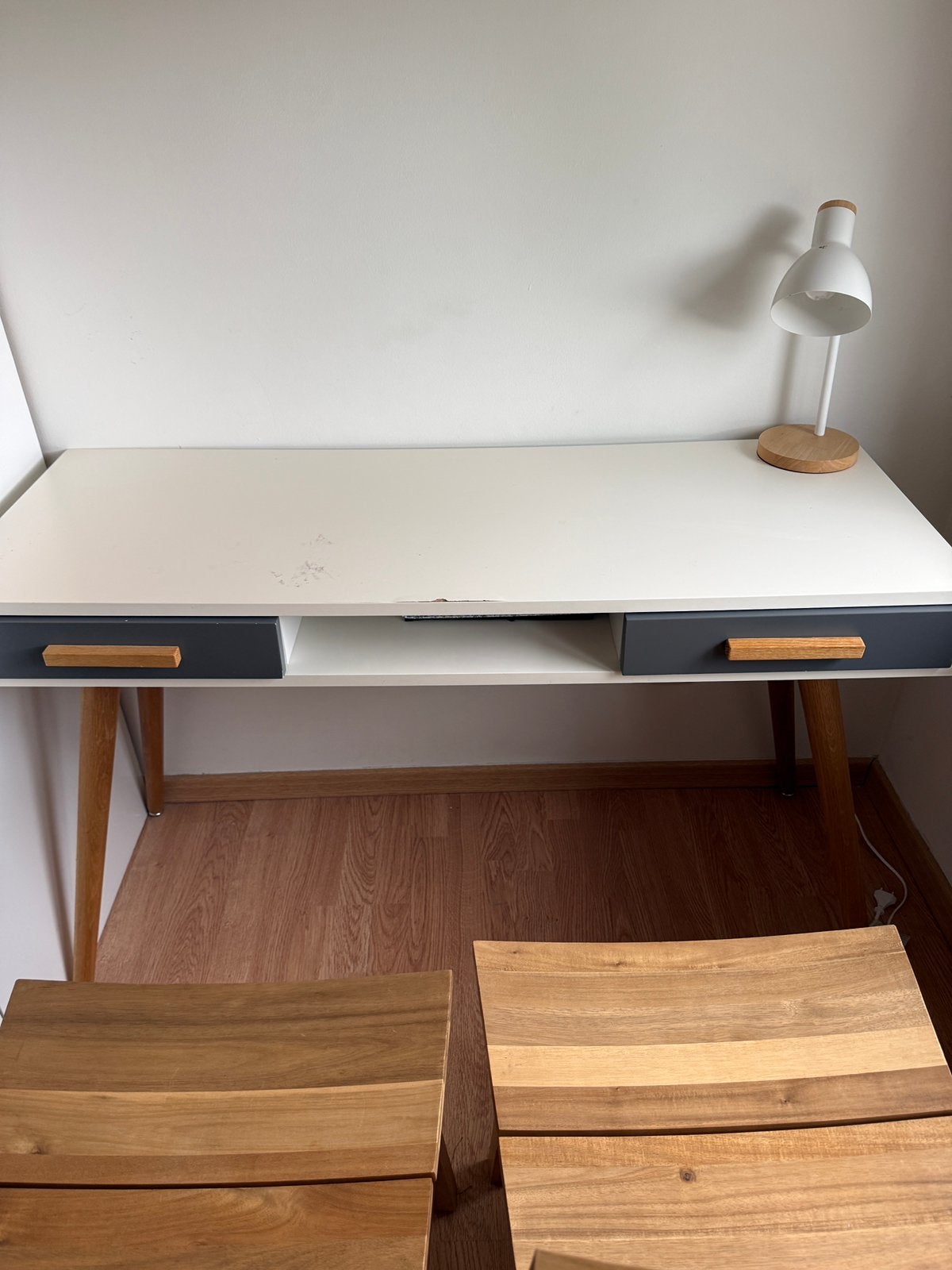 Kinder bureau met twee stoelen, Ophalen, Zo goed als nieuw, Kinderbureau