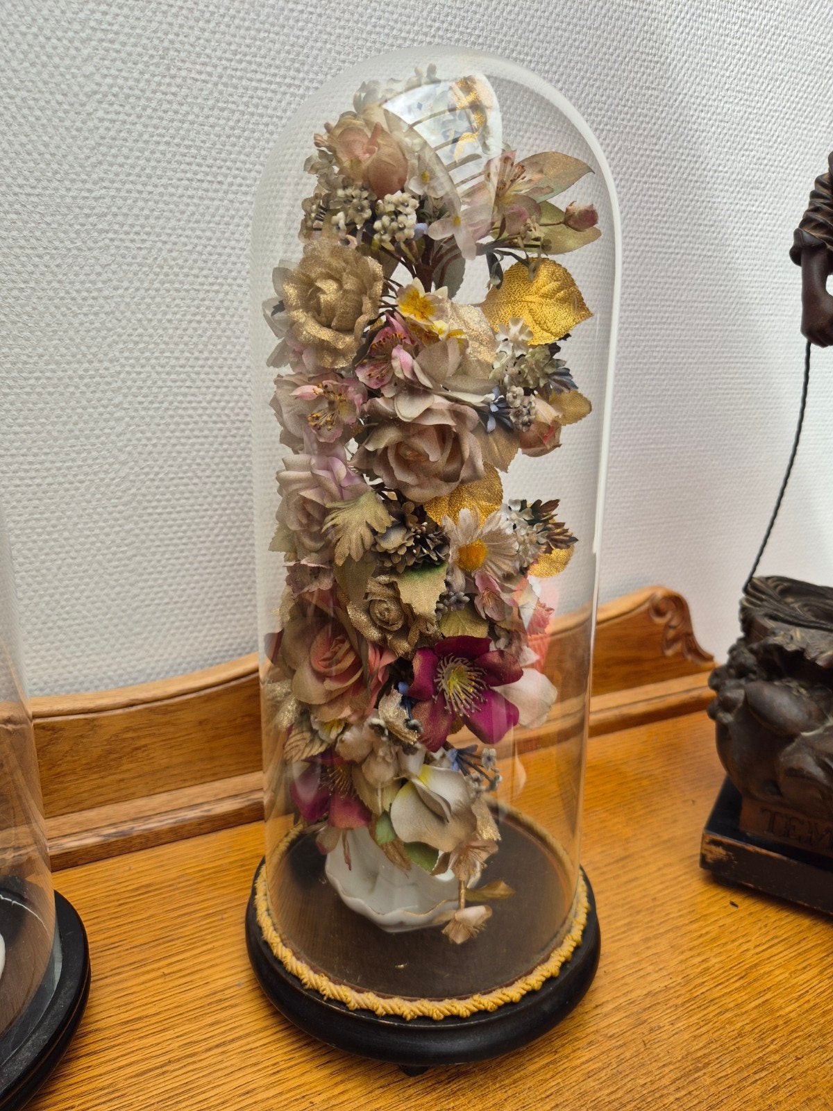 stolp met bloemen in tas, Ophalen