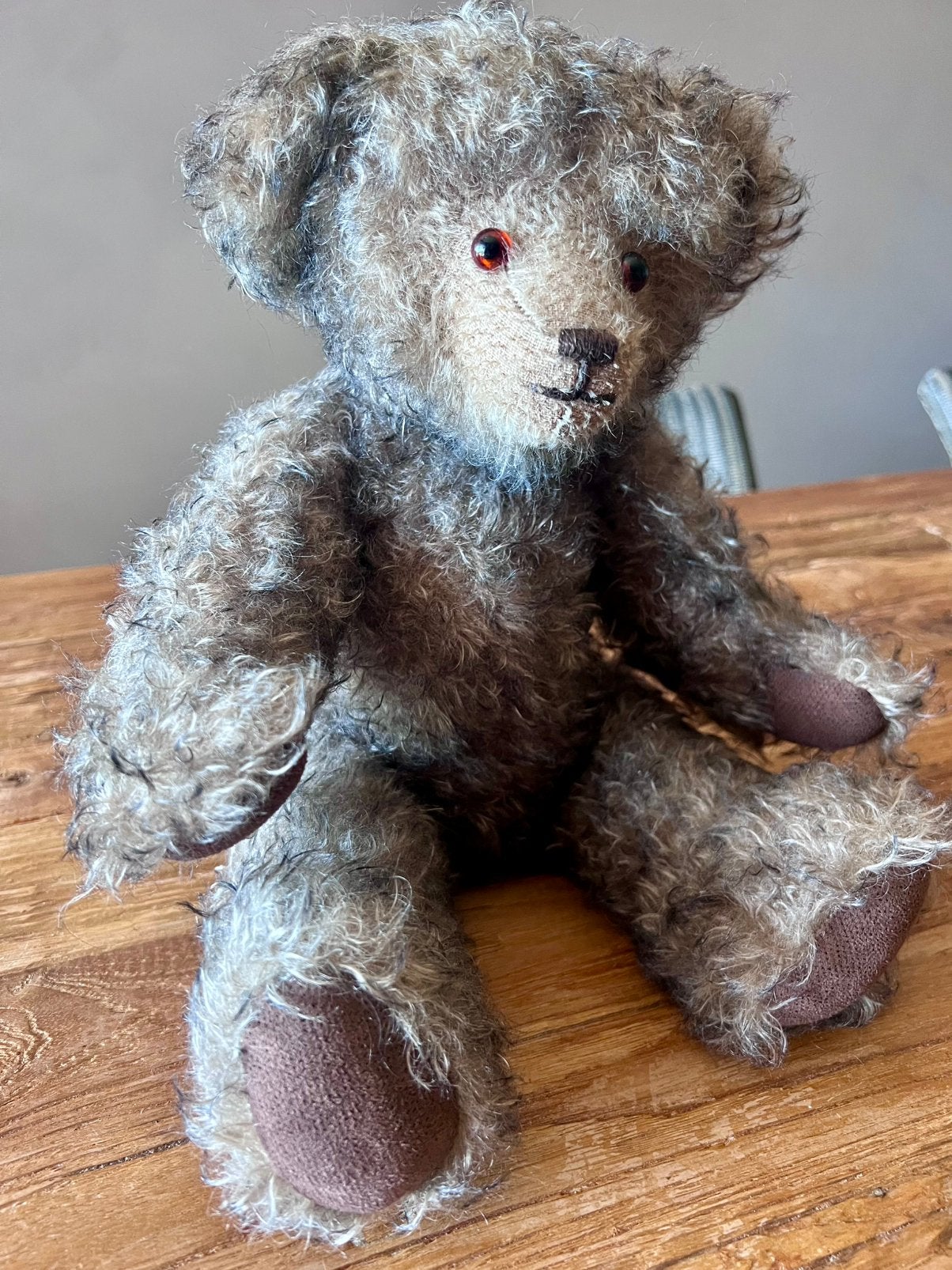 Handgemaakte karakterbeer in echte mohair, Verzamelen, Beren en Cherished Teddies, Ophalen, Zo goed als nieuw, Stoffen beer, Overige merken