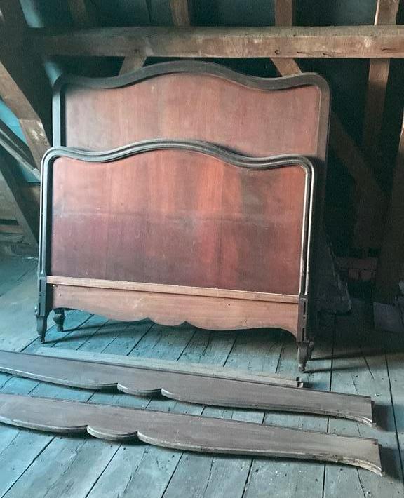 Bed (twijfelaar) in acajou hout, Enlèvement