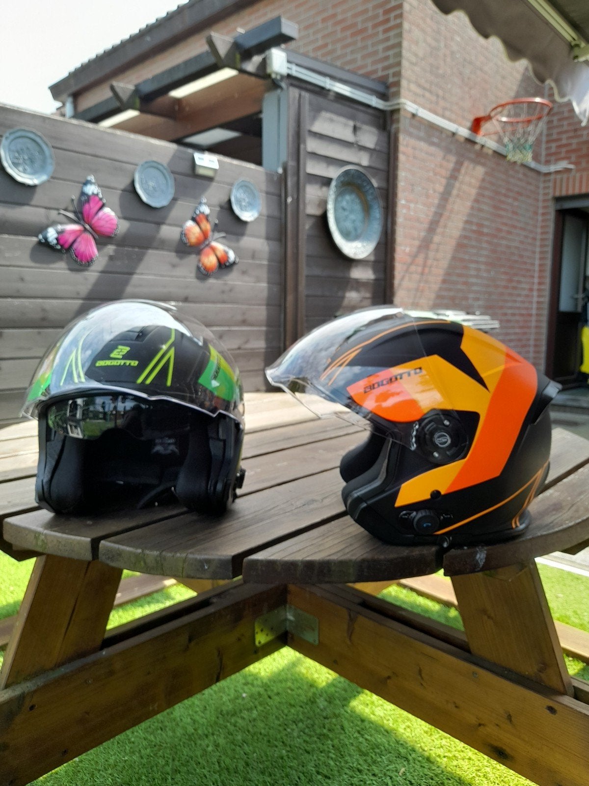 Twee jethelmen., Ophalen