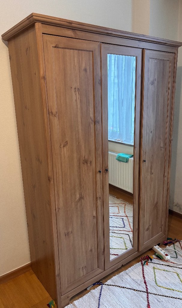 IKEA LEKSVIK – armoire 3 portes en pin massif + miroir, Maison & Meubles, Comme neuf, 100 à 150 cm, Pin, Pin massif