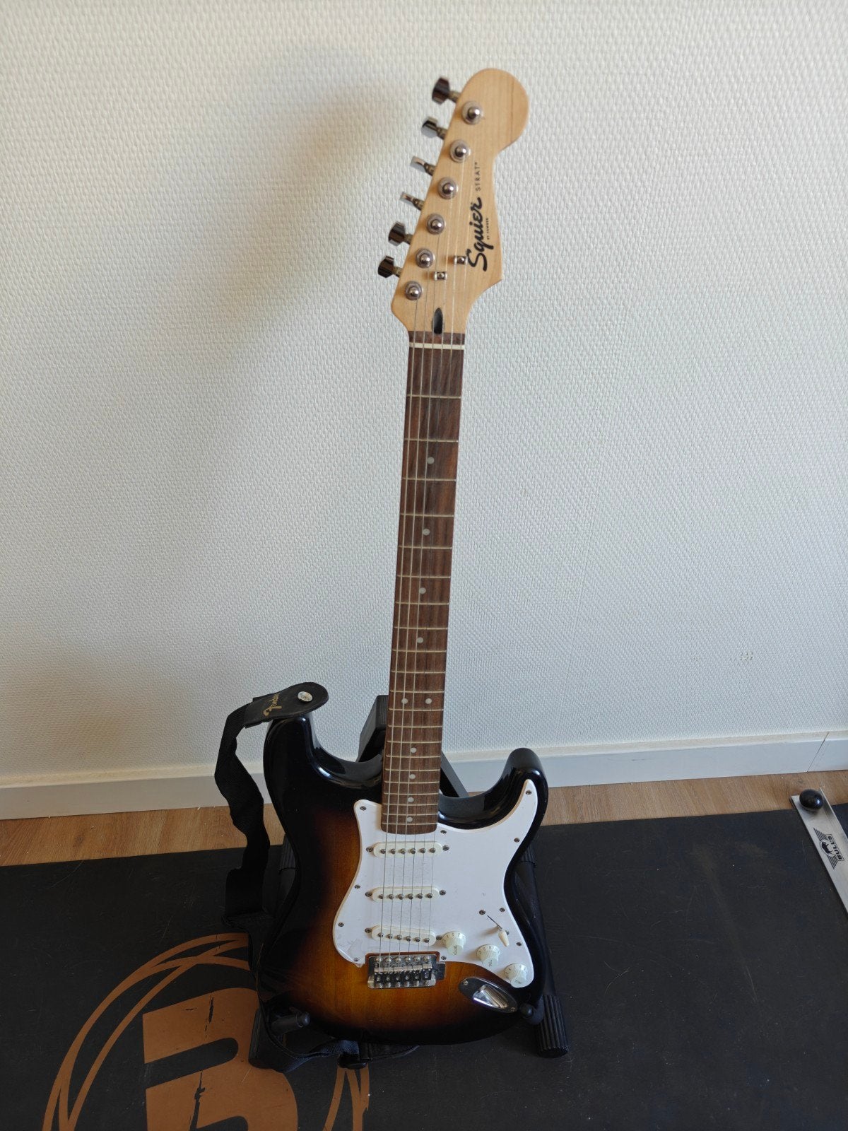 Squier by Fender elektrisch gitaar - brown sunburst, Ophalen, Zo goed als nieuw, Fender, Met versterker
