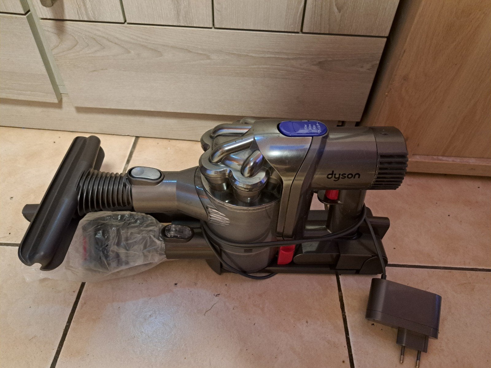 dyson dc45 de table avec support mural et 3 embouts, Enlèvement ou Envoi, Réservoir, Comme neuf, Dyson