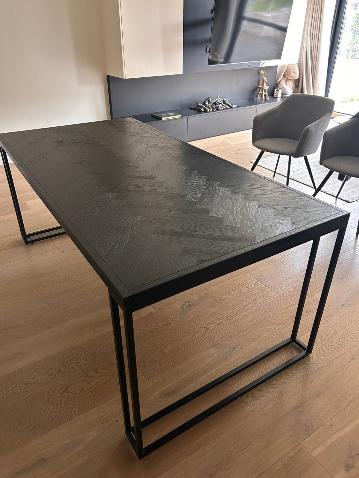 Moderne houten eettafel met visgraatmotief, Huis en Inrichting, Ophalen, Gebruikt, 50 tot 100 cm, Vijf personen of meer