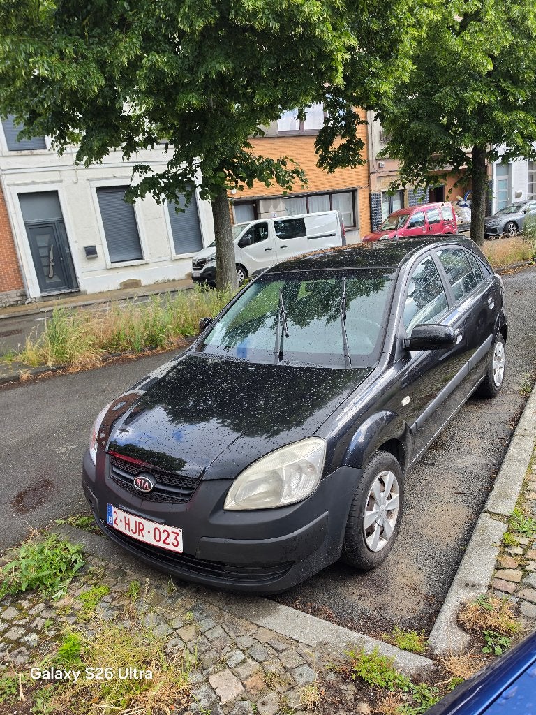 Kia rio, Autos, Kia, Particulier, Rio, Essence, Euro 4, Berline, 4 portes, Boîte manuelle, Noir, Gris, Tissu, Traction avant