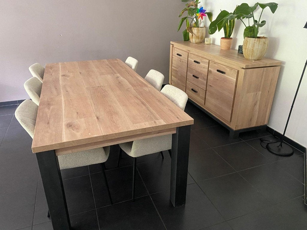Complete eetkamer + tv-meubel (tafel, stoelen, dressoir), Ophalen, Zo goed als nieuw, Moderne/industriële stijl: eiken fineer met zwarte elementen