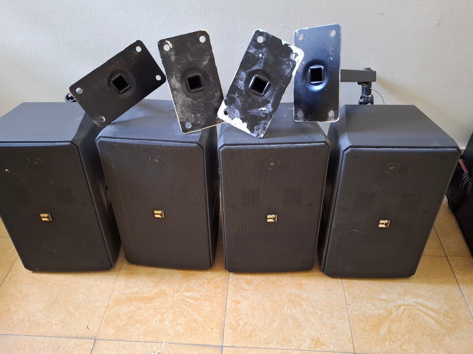 Lot de 4 enceintes professionnelles TOA F-240GM avec support, Enlèvement, Toa, Toa, Toa