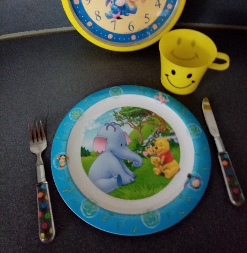 Winnie the Pooh kinderbord + beker + bestek + analoge klok, Ophalen of Verzenden, Zo goed als nieuw, Overige typen