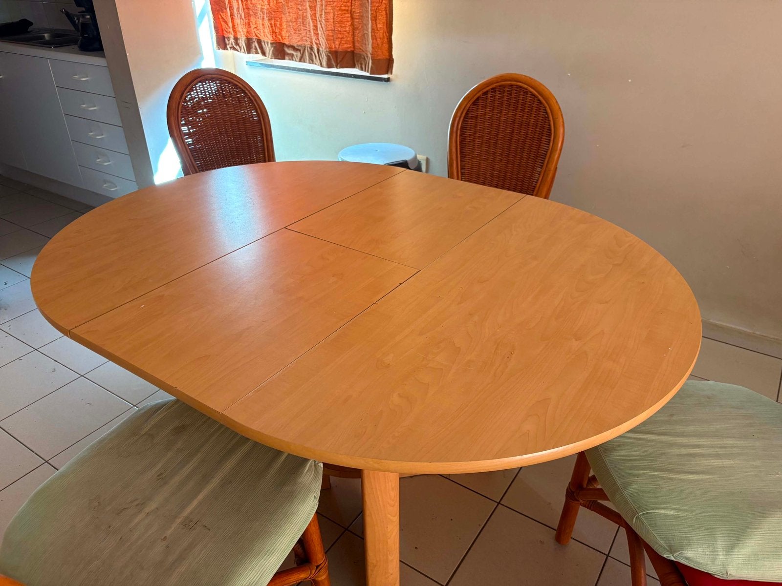 Tafel stoelen en kast, Huis en Inrichting, Complete eetkamers, Ophalen, Gebruikt, 4 tot 6 stoelen