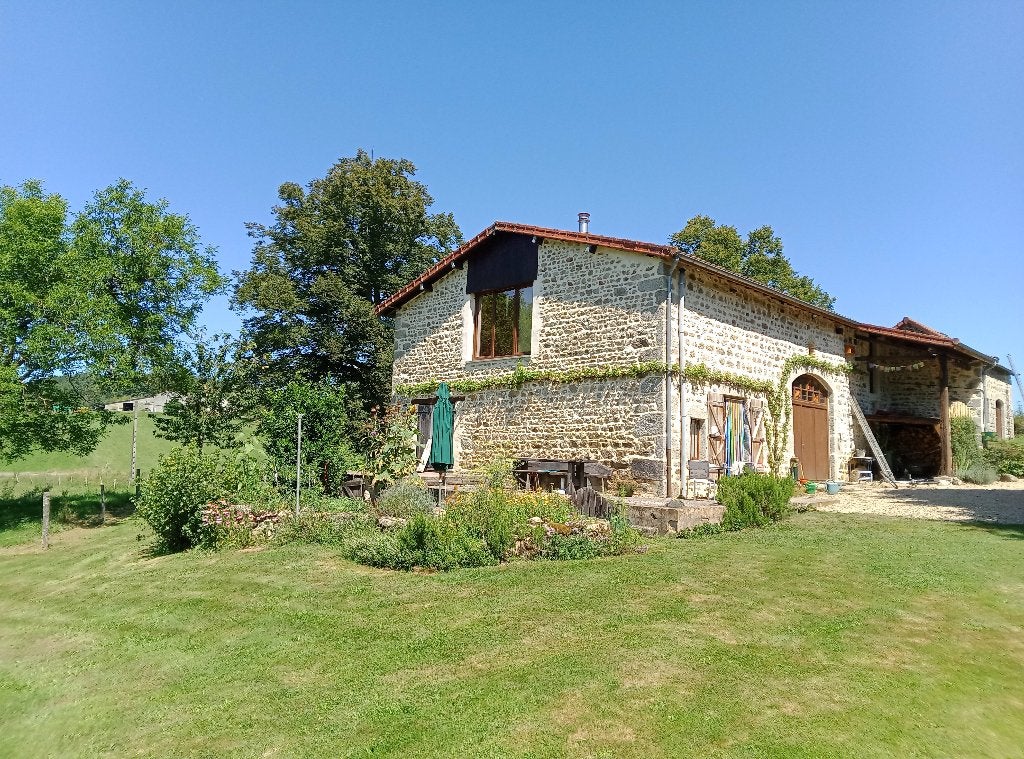 Rustig vakantiehuis met aparte gîte, Immo, Étranger, 6 pièces, Maison d'habitation, Campagne, Auvergne
