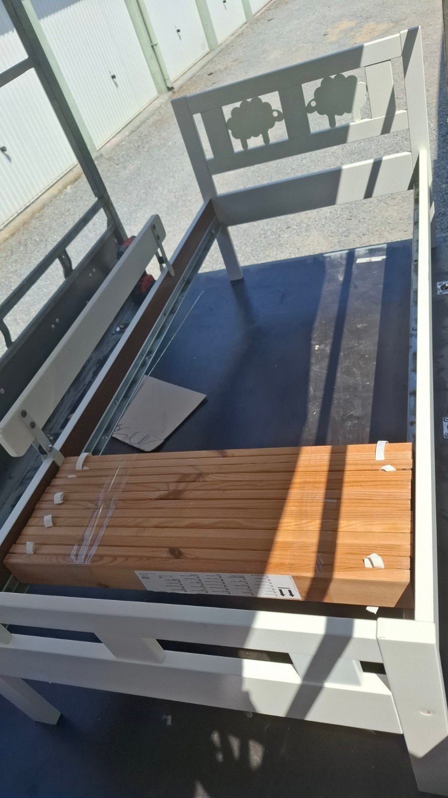 Peuterbed met lattenbodem & matras, Kinderen en Baby's, 70 tot 85 cm, 140 tot 160 cm, Zo goed als nieuw, Ophalen