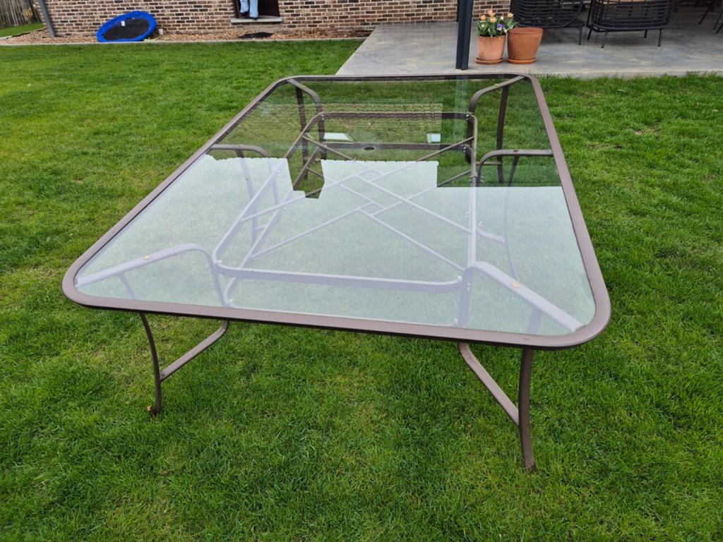 Glazen tuintafel, Ophalen