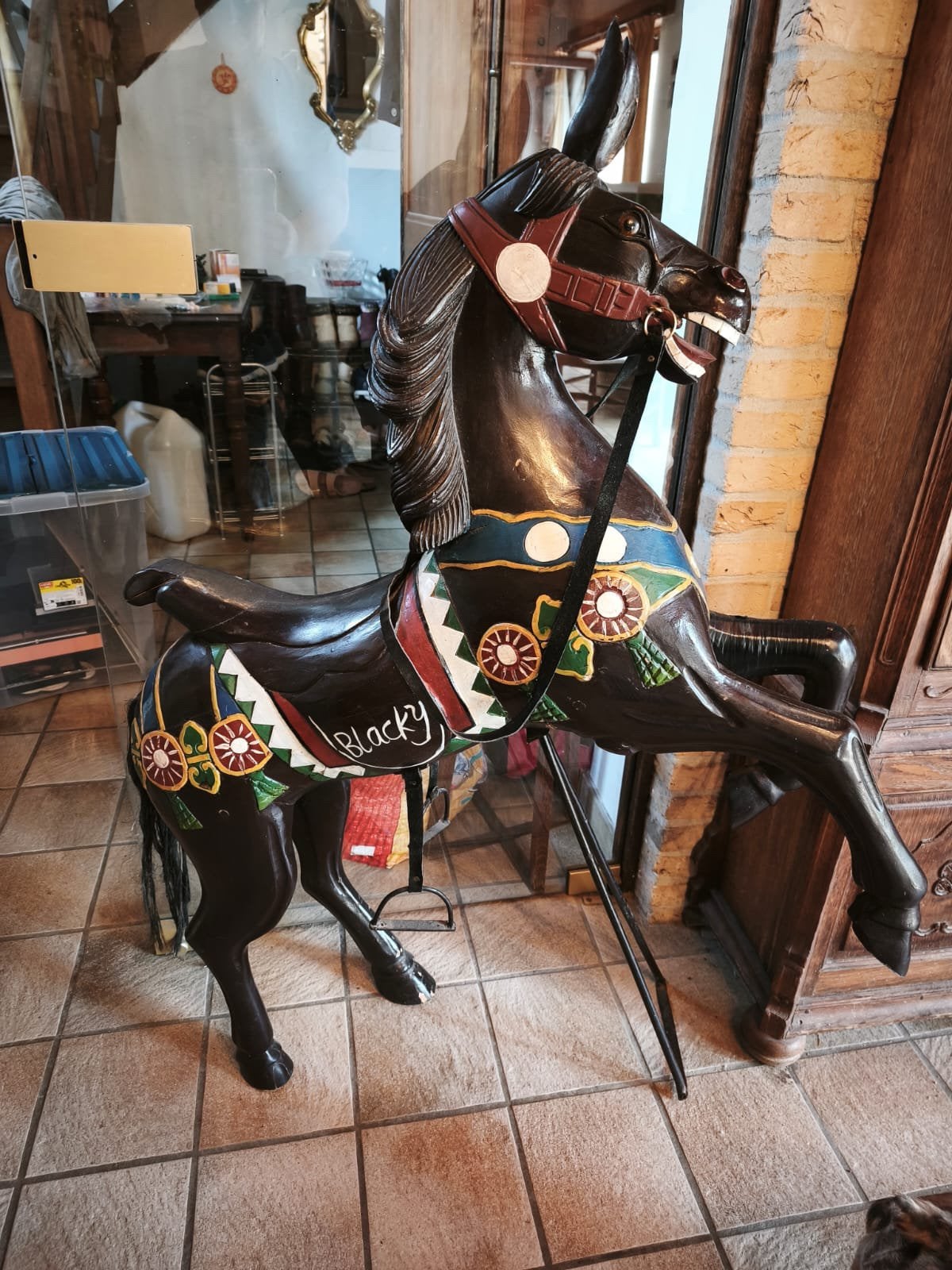 Cheval bois sur pied métallique, Enlèvement