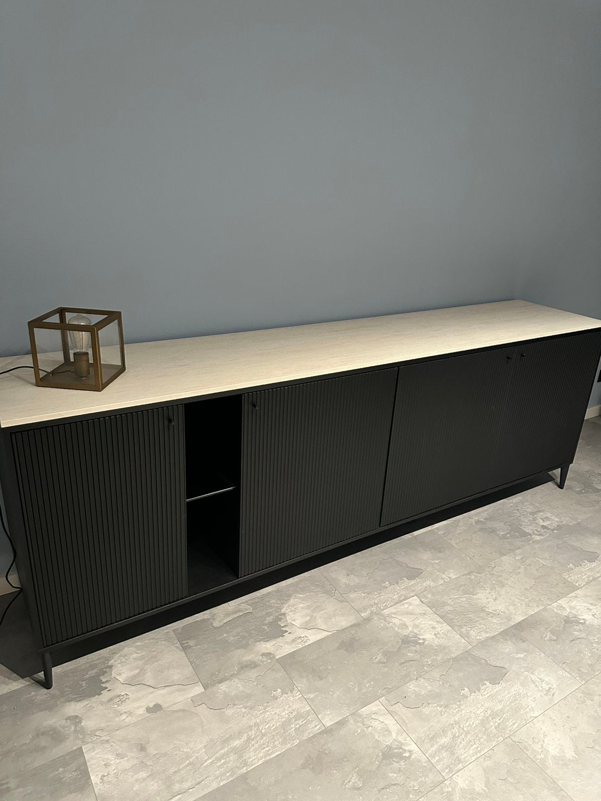 Modern design dressoir – stijlvol en tijdloos, Huis en Inrichting, Kasten | Dressoirs, Ophalen, Nieuw, 25 tot 50 cm, 200 cm of meer