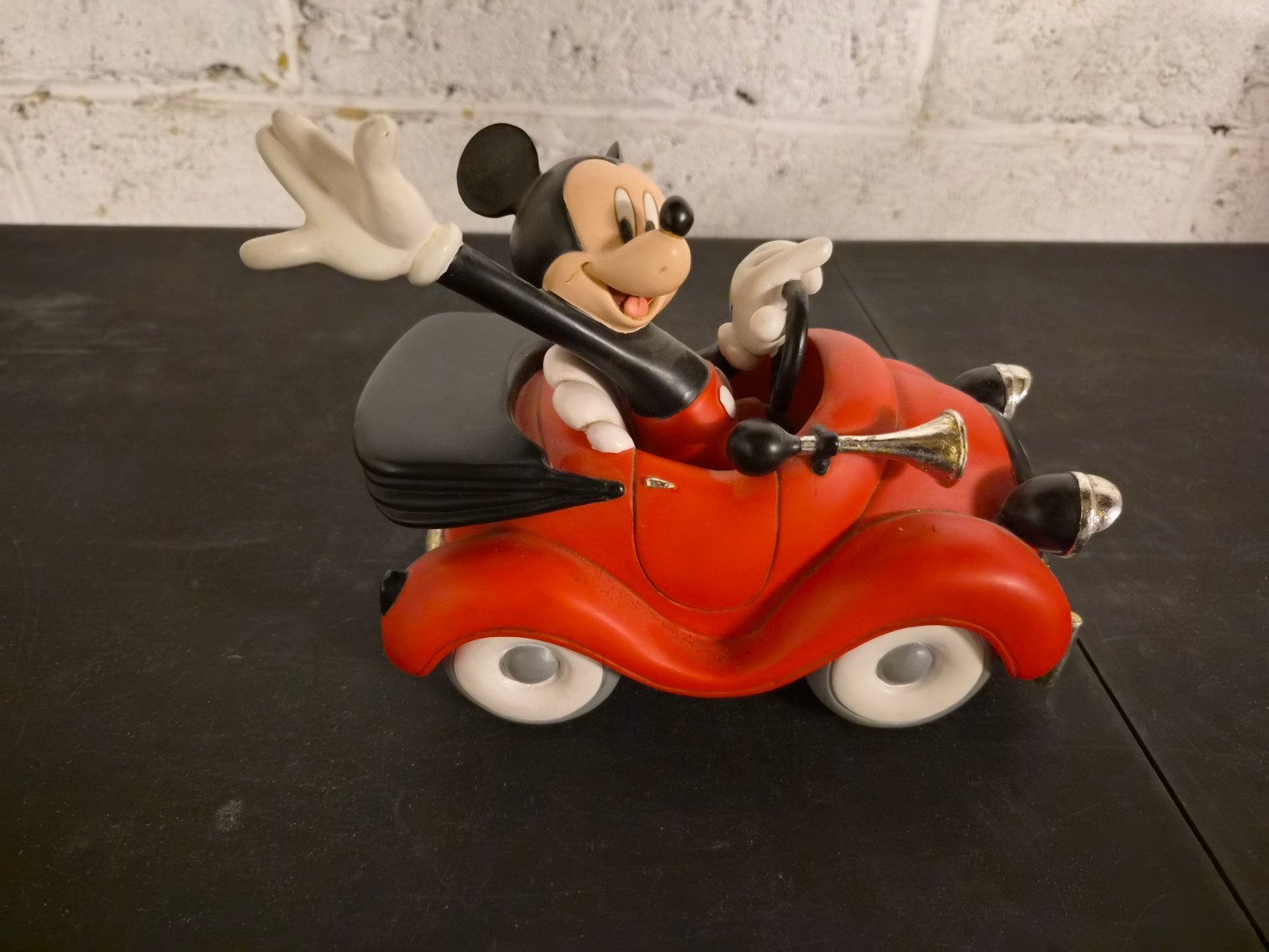 posture mickey, Enlèvement
