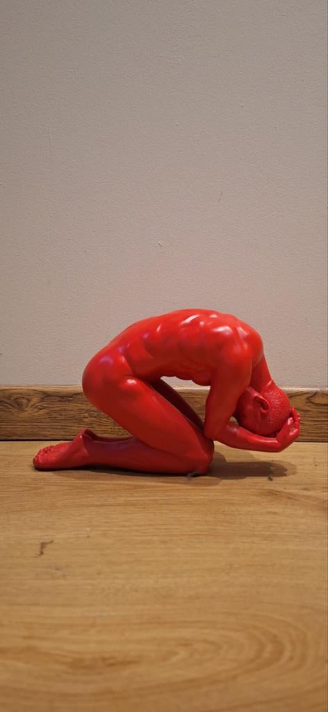 Homme nu recroquevillé rouge, Enlèvement ou Envoi