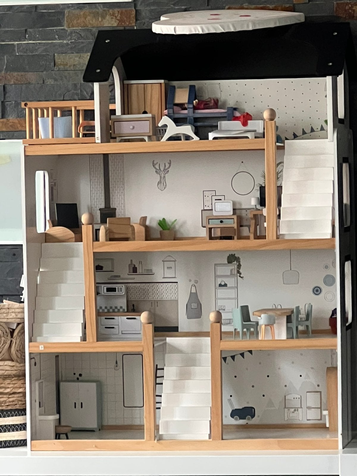 Houten poppenshuis met mand met spullen, Ophalen, Zo goed als nieuw
