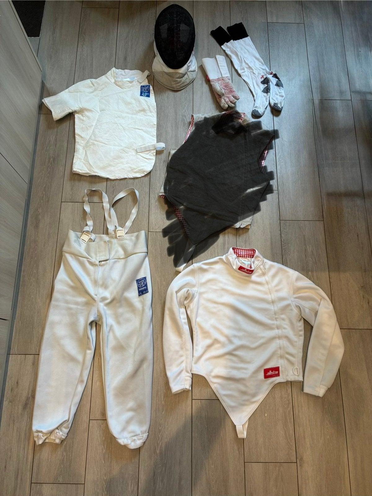 Volledig schermpakket – ideaal voor de beginnende schermer, Sports & Fitness, Enlèvement, Comme neuf, Escrime, Vêtements d'arts martiaux