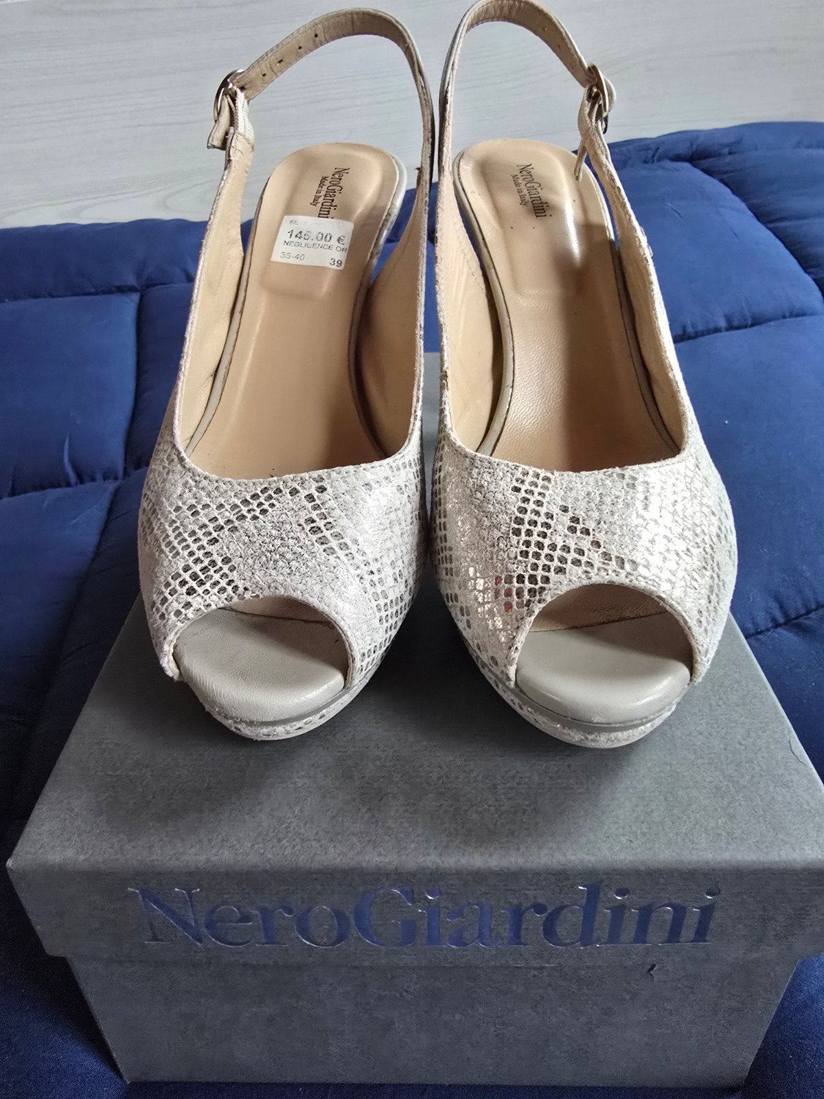 Beige en gouden pumps van het merk NeoGiardini., Ophalen of Verzenden, Beige, Pumps
