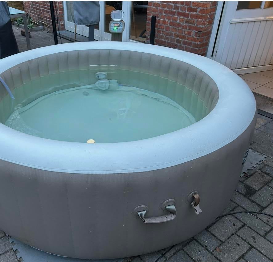 Intex jacuzzi 4 pers perfecte staat, Ophalen, Gebruikt, Filter, Opblaasbaar