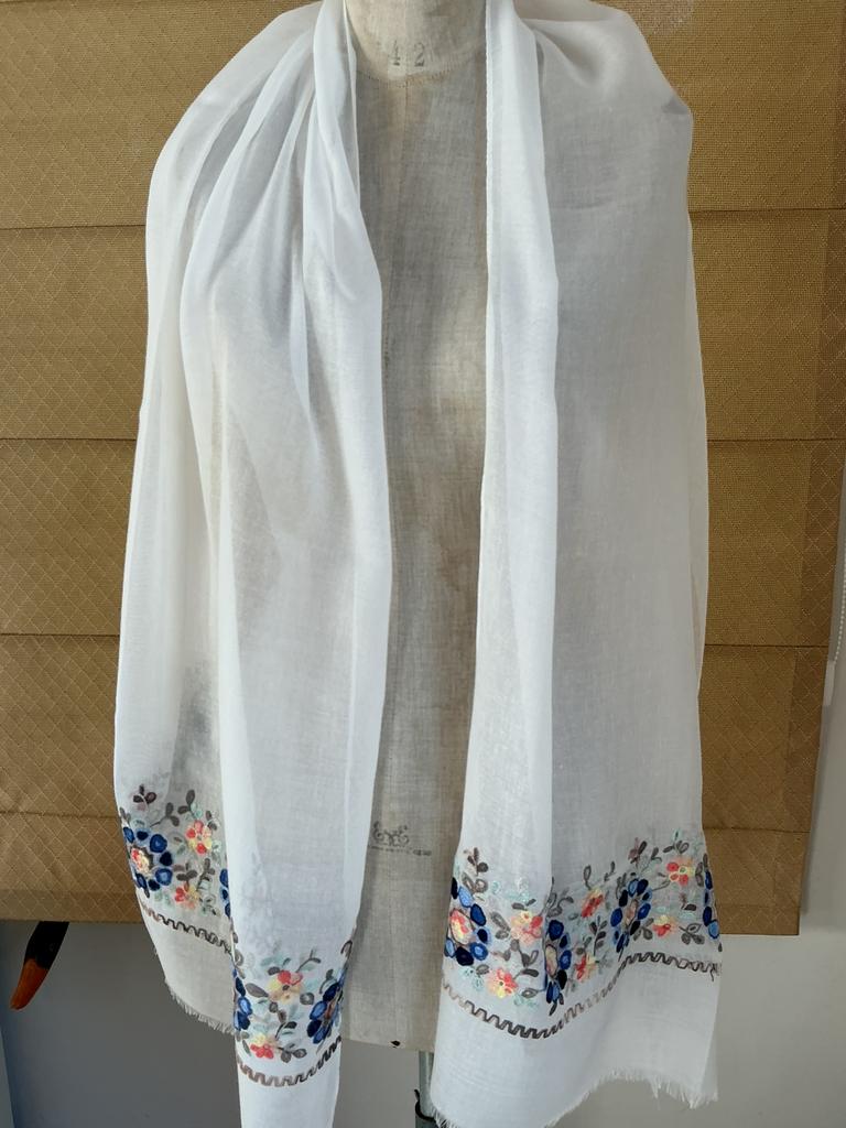 Lange sjaal met broderie, Ophalen of Verzenden, Zo goed als nieuw