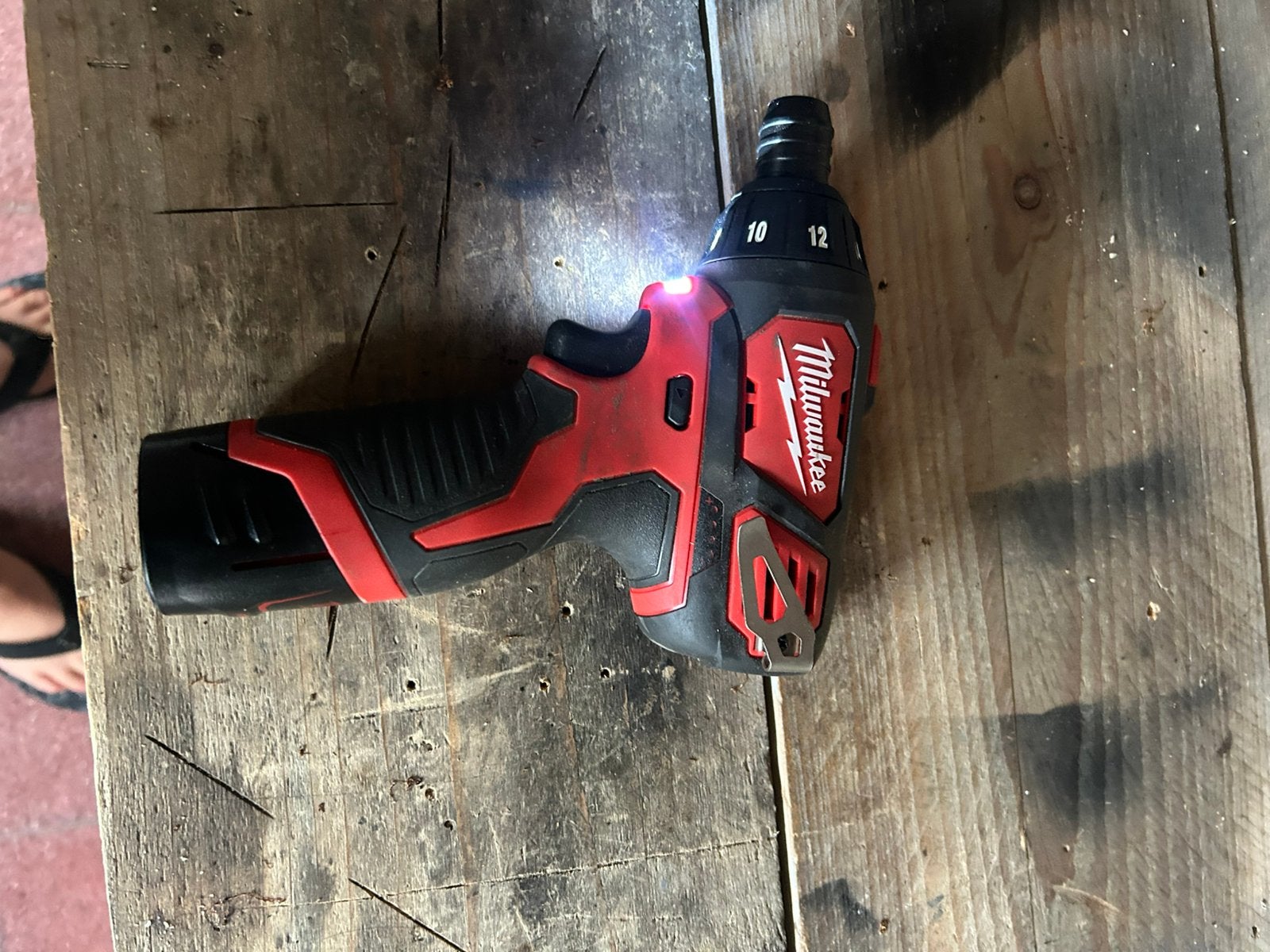 Milwaukee vijsmachine ,1 batterij 2ah ,oplader, Bricolage & Construction, Outillage | Foreuses, Enlèvement, Comme neuf, Perceuse