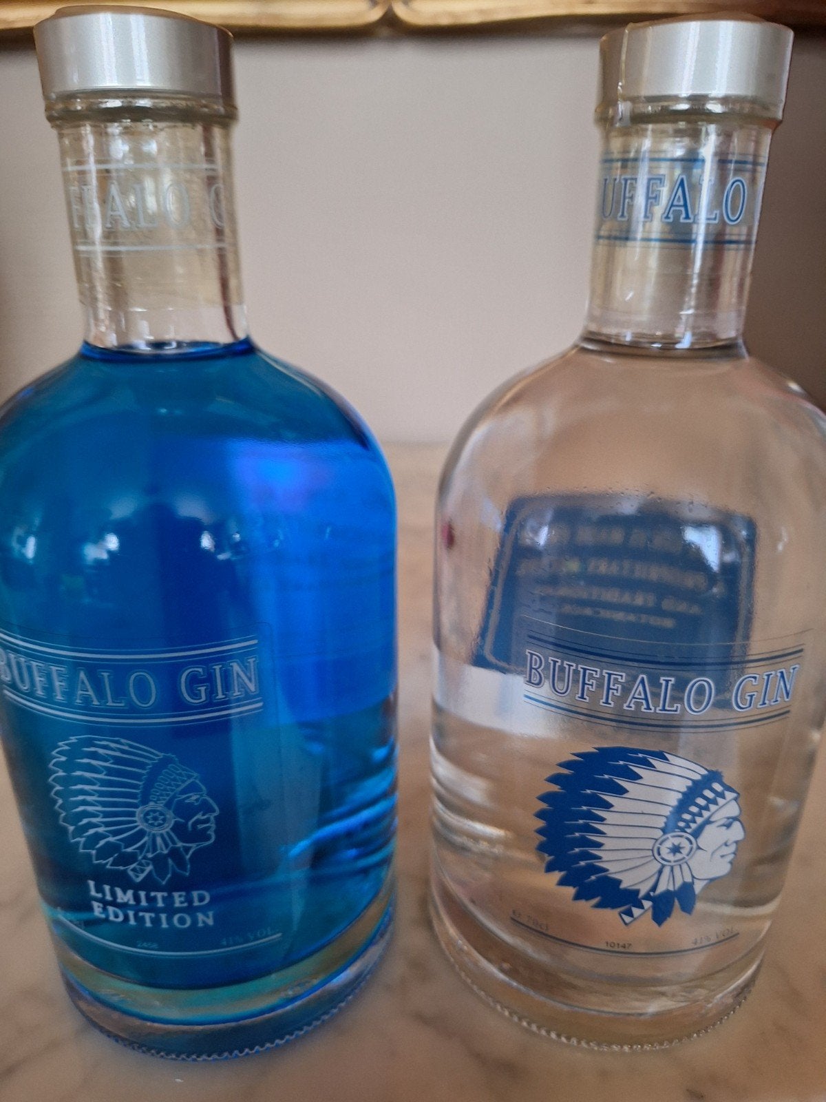 2 flessen Gin blauw en wit., Verzamelen, Ophalen, Nieuw, Overige typen, Vol