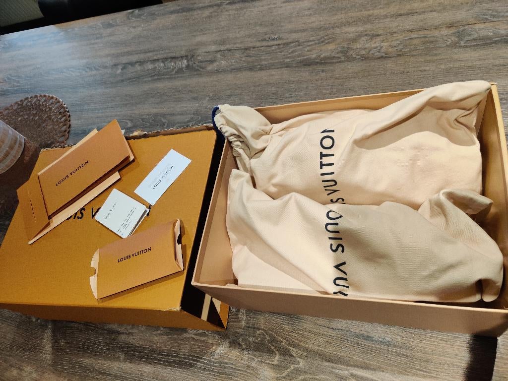 Sneakers Louis Vuitton (taille 40) boîte abîmée, Neuf, Enlèvement, Blanc, Baskets