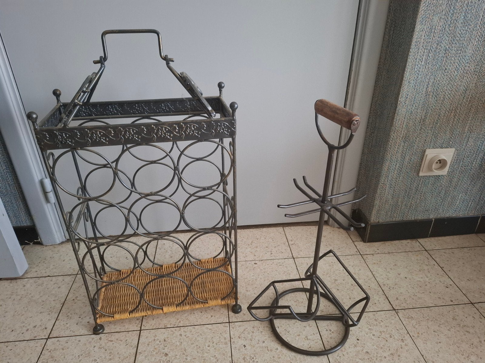 Casier à vin et porte-verres, 50 – 75, Comme neuf, Enlèvement, 5 à 15 bouteilles