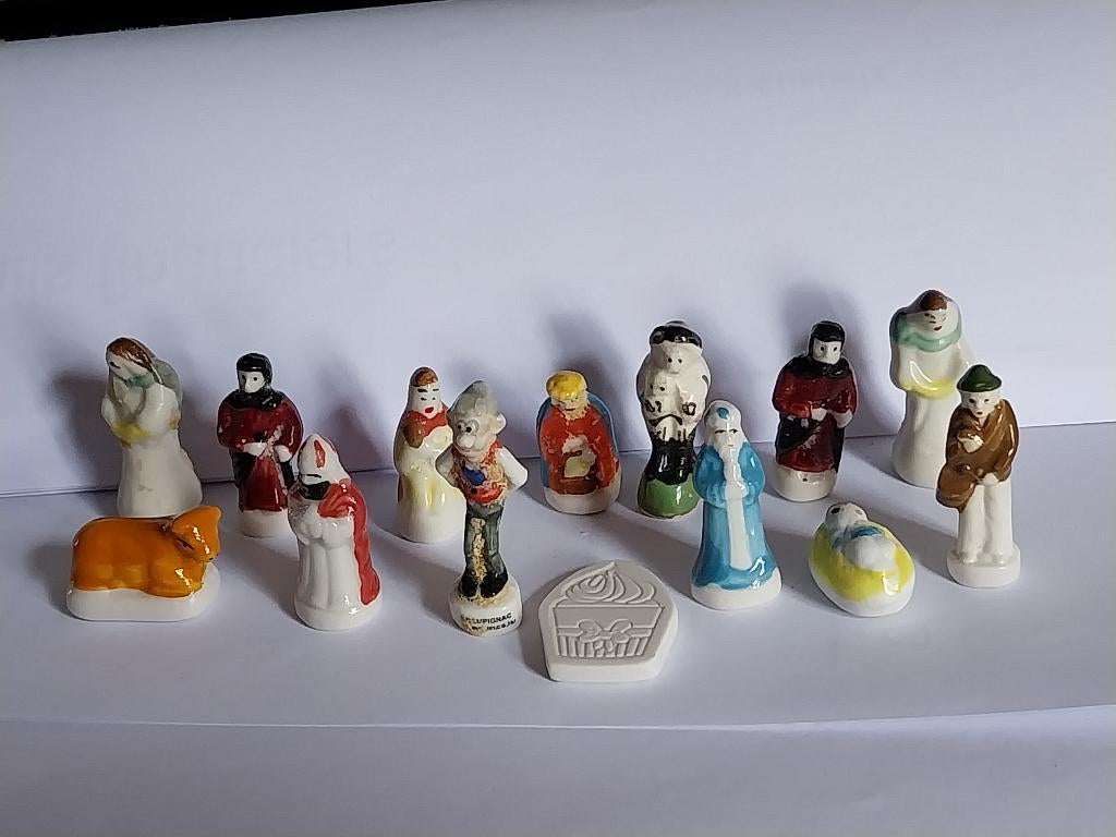 14 figurines miniatures 1970 en porcelaine feves des rois, Enlèvement ou Envoi, Comme neuf, Religion