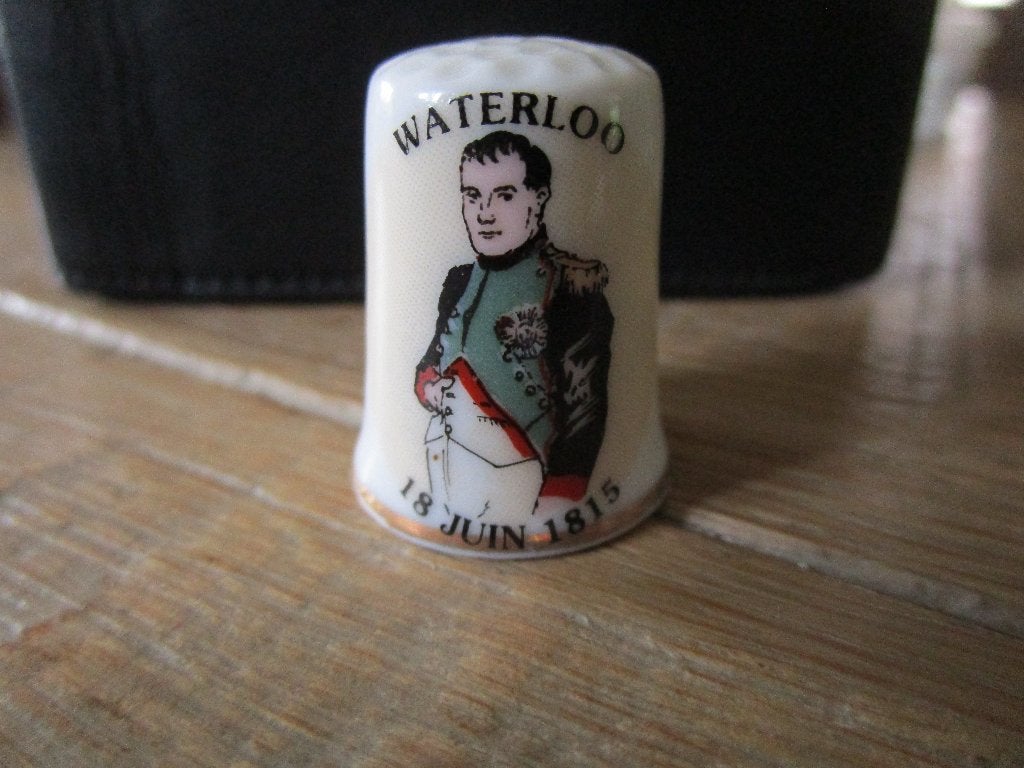 5 vingerhoedjes Waterloo België, Enlèvement ou Envoi, Neuf, Porcelaine
