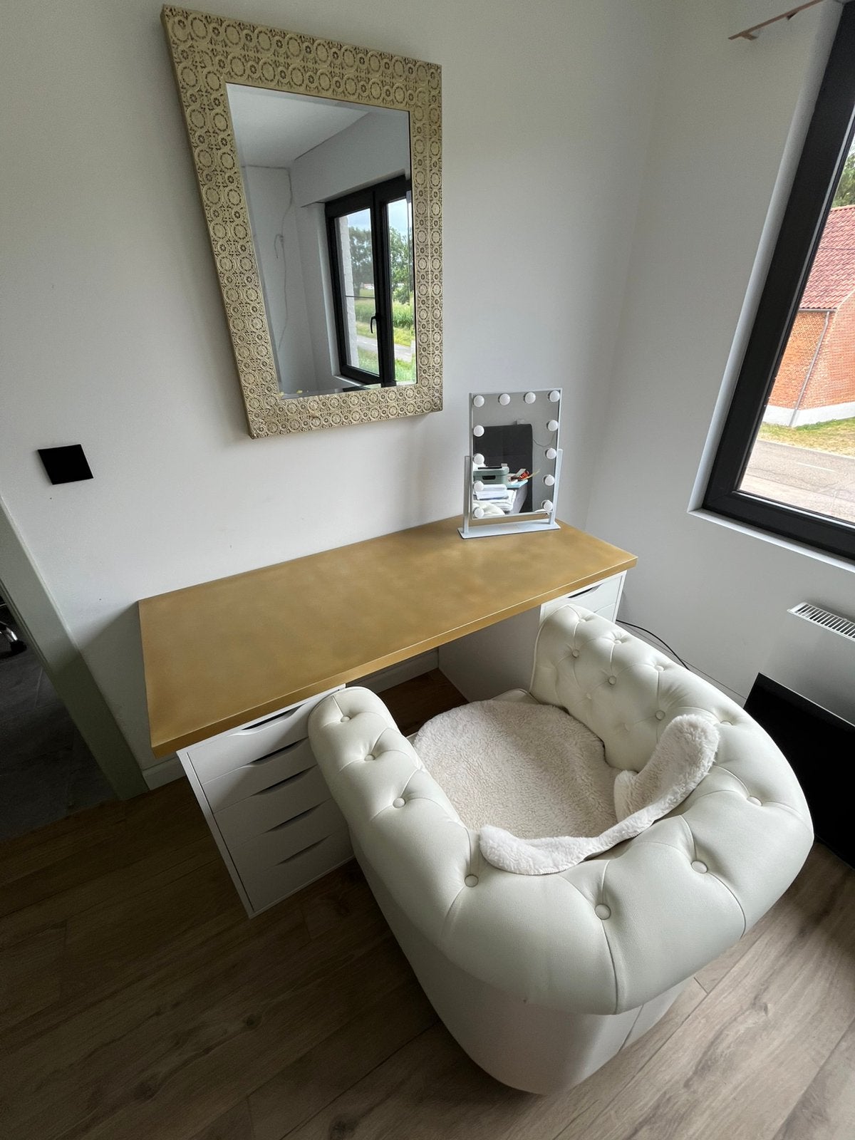 Bureau/make up tafel gewolkt goud blad met zetel en spiegel
