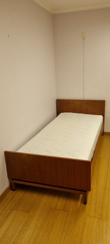 Slaapkamer: 2 bureaus en 2 één persoonsbedden, Huis en Inrichting, Ophalen, Gebruikt, Eenvoudig en rechtlijnig.