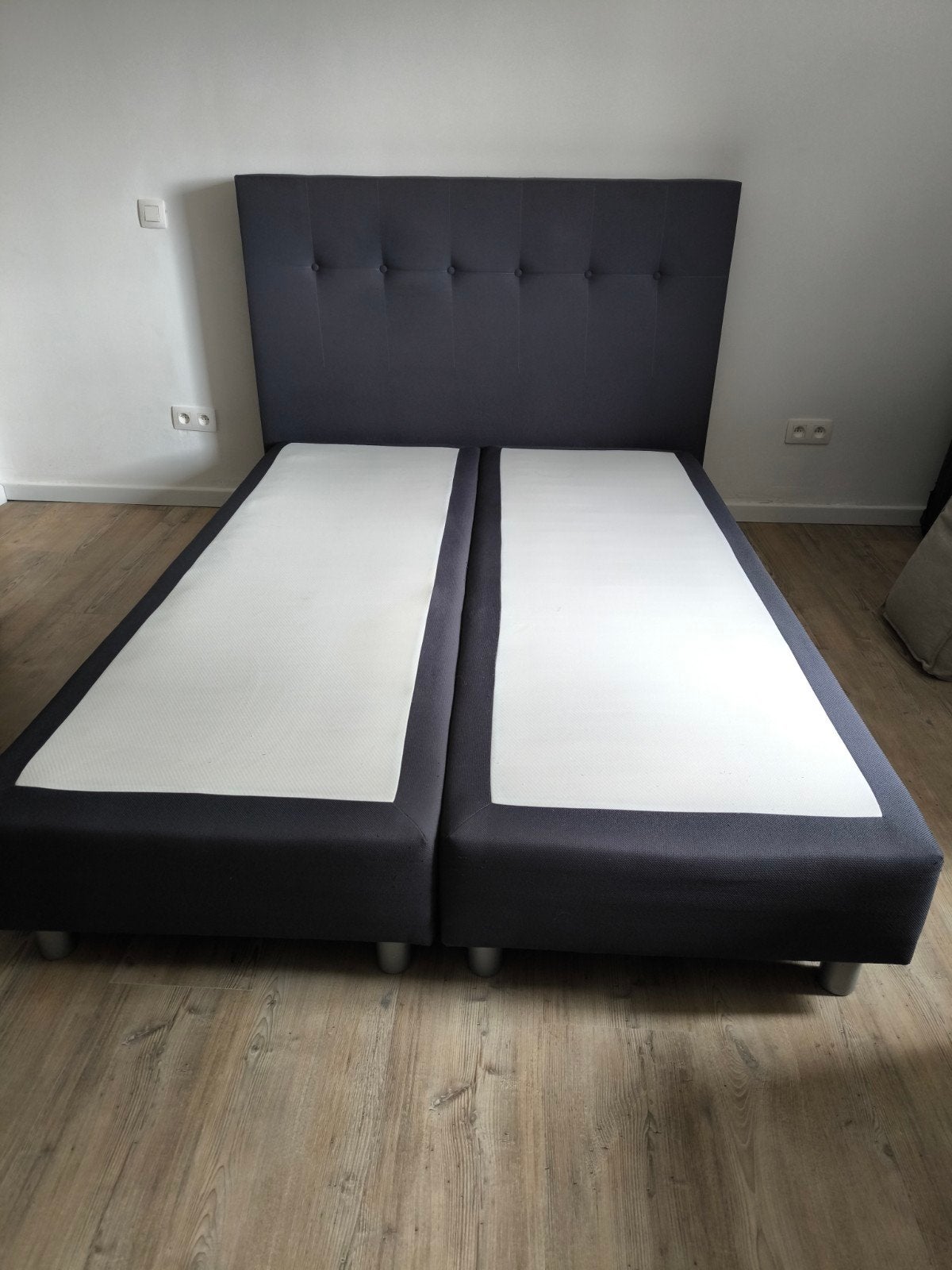Lit tapissier 1m40 x 2 m, Gris, 140 cm, Utilisé, 200 cm