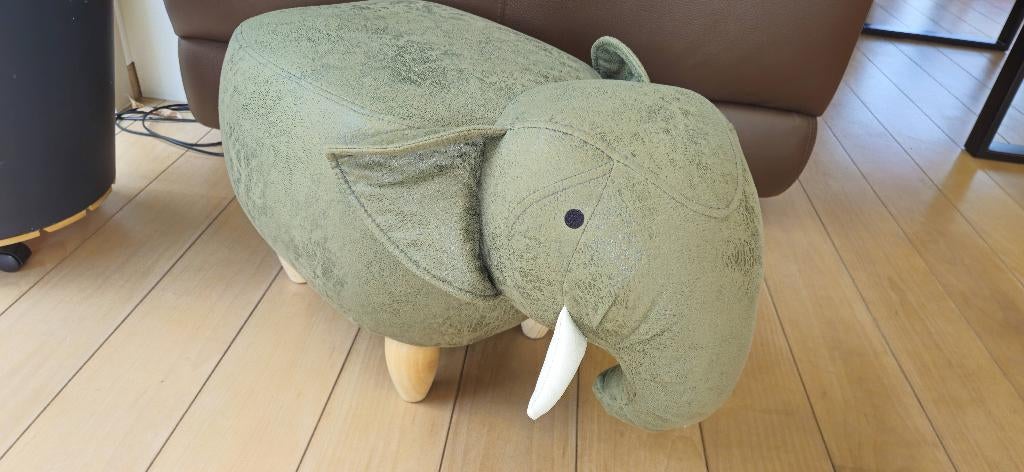Olifanten kruk met groene kleur en houten poten. 65x35x36 cm, Ophalen, Zo goed als nieuw, Leer